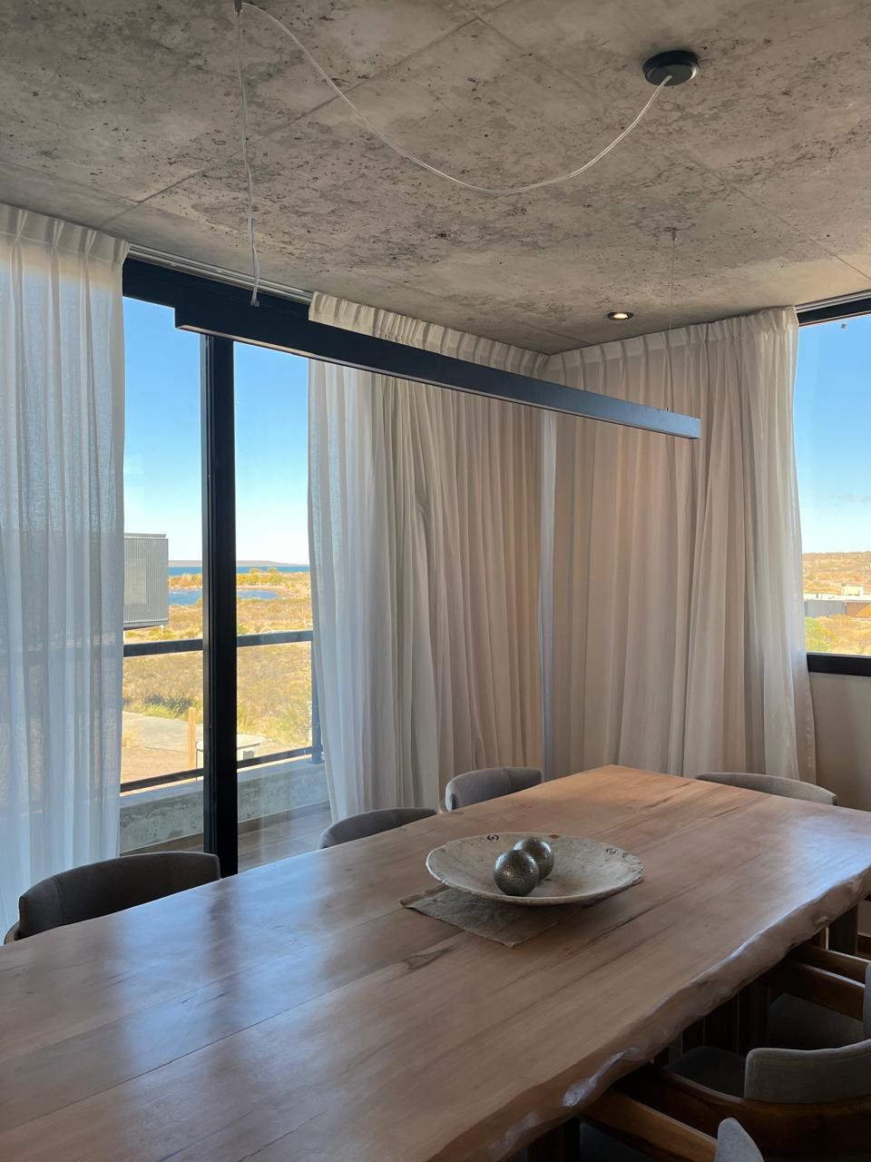 Comedor con la estepa del otro lado del ventanal, fotografía de obra