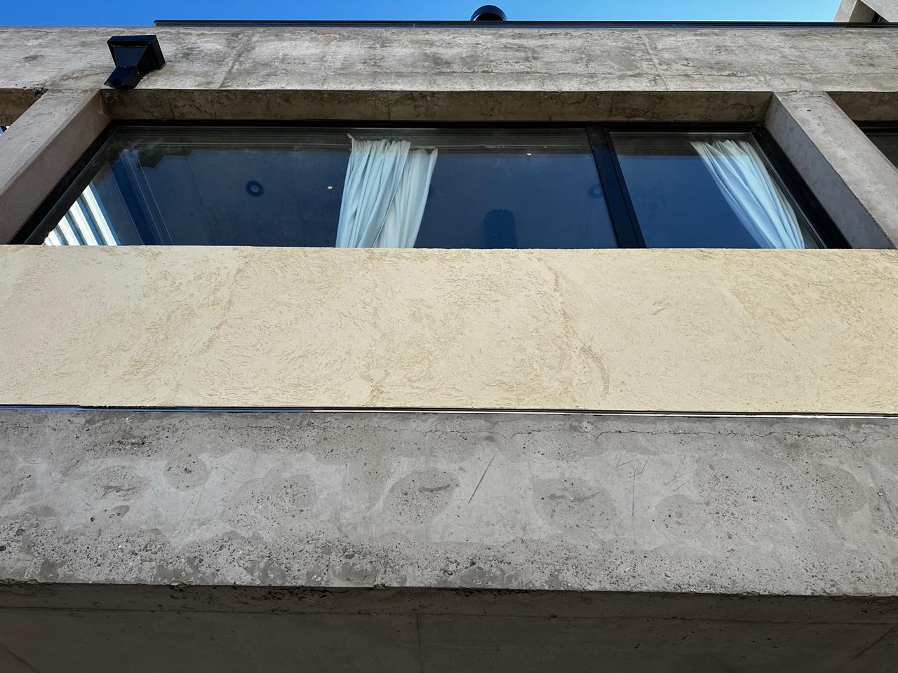 Detalle de fachada: hormigón visto, revoque y ventana corrida, fotografía de obra
