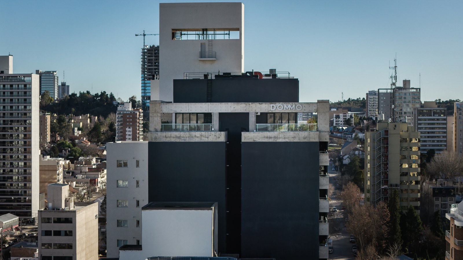 Dommo, edificio de PROA en Neuquén: fotografía con dron de la obra terminada, con el nombre en el coronamiento