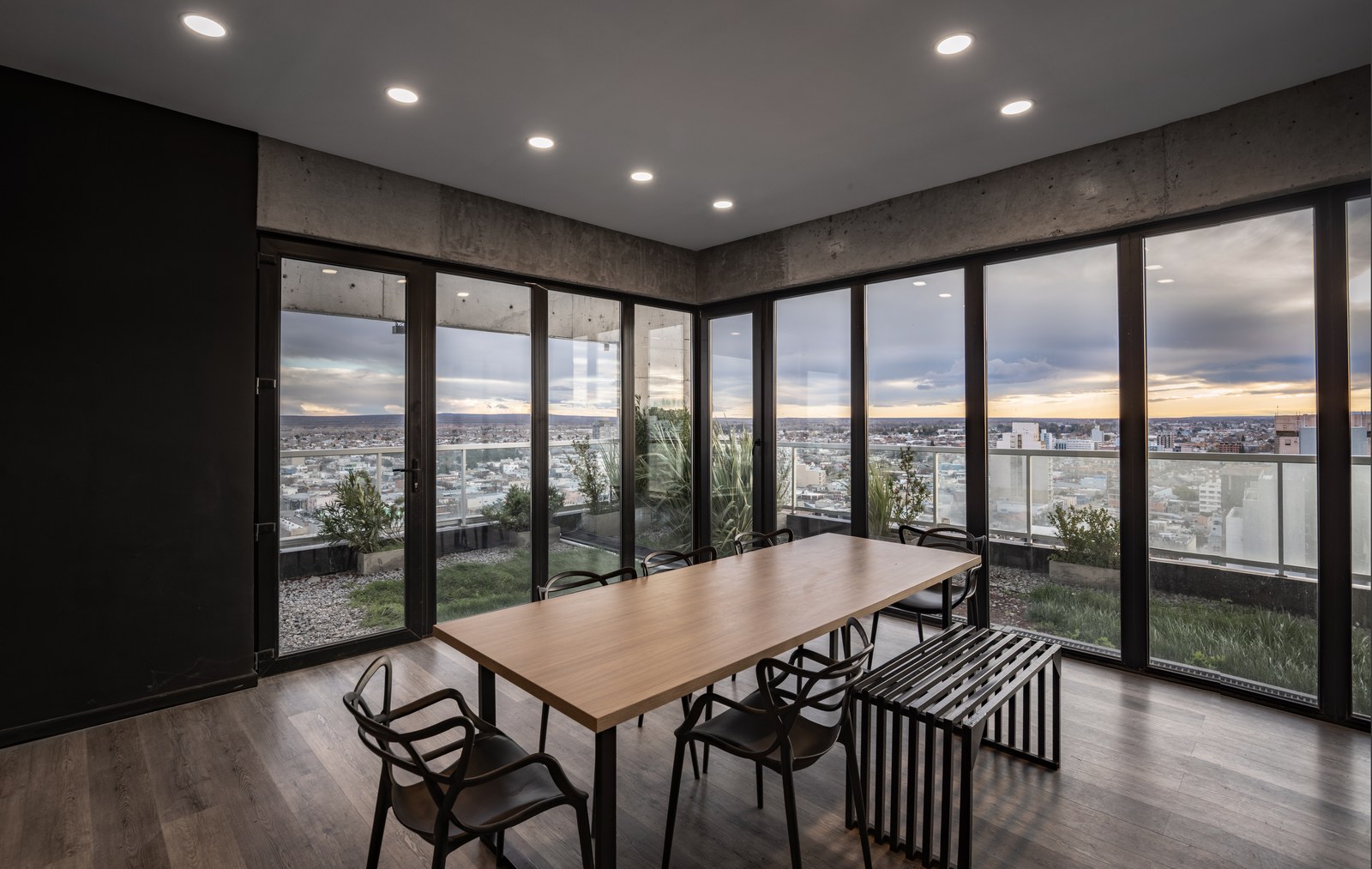 Salón vidriado en esquina, con la ciudad de fondo, fotografía de obra