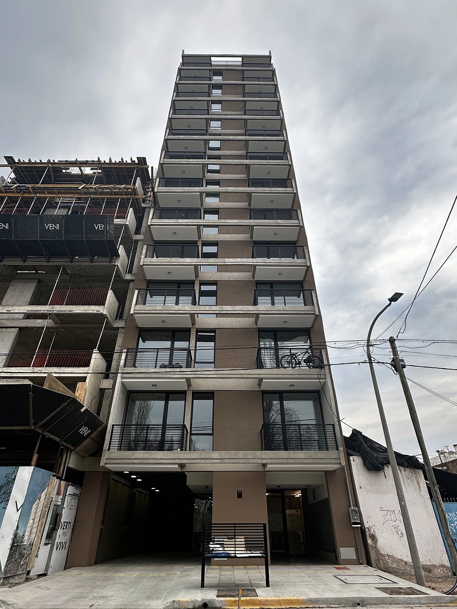 Velvet, edificio de PROA en Neuquén: fotografía de la obra terminada desde la vereda